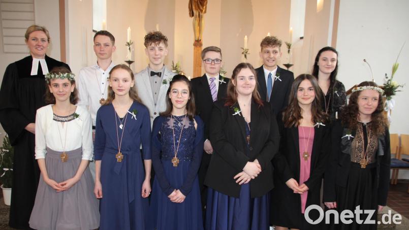 Elf Konfirmanden aus den Stiftland-Pfarreien Tirschenreuth, Waldsassen und Mitterteich-Wiesau bekräftigten mit Pfarrerin Dr. Stefanie Schön (links) ihren Glauben in der Erlöserkirche in Tirschenreuth. Bild: kro
