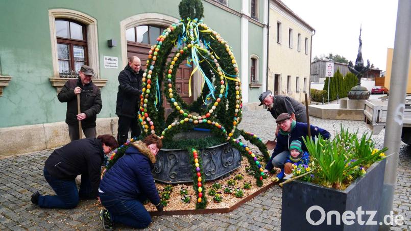Der CSU-Ortsverband sorgt mit einem Osterbrunnen und der Bauhof mit einer Anpflanzung am Rathaus für ein buntes Ortsbild. Bild: gz