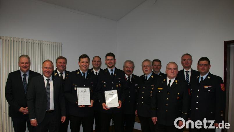 Eine große Runde aus Feuerwehr und Politik gratuliert den beiden scheidenden Jugendwarten zur Ehrennadel der Jugendfeuerwehr des Landkreises in Gold (von links): Landrat Richard Reisinger, Bürgermeister Marcus Eichenmüller, Ehrenvorsitzender des Bezirksfeuerwehrverbands Oberpfalz Hans Weber, Lucas Reindl, Kreisjugendwart Sven Schmidt, Sebastian Kindzorra, Kreisbrandrat Fredi Weiß, Stadtbrandrat und Landesjugendfeuerwehrwart Heinrich Scharf, stellvertretender Kommandant Stefan Reindl, Vizepräsident des Deutschen Feuerwehrverbands und Vize-Vorsitzender des Landesfeuerwehrverbands Bayern Hermann Schreck, Landtagsabgeordneter Harald Schwartz und Kommandant Michael Werner. Bild: wfw