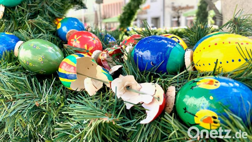 Die Mitglieder des Heimatrings ärgern sich über die kaputten Eier am Osterbrunnen in Weiden. Seit Jahren sei das ein Ärgernis. Wird es in Zukunft deshalb nur noch Kunststoffeier geben? Bild: Gabi Schönberger