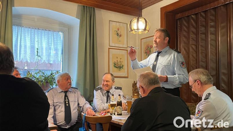 Martin Reiß, 1. Vorstand (stehend) mit seinen Vorstandskameraden Robert Sendlbeck, Herbert Lautner, Peter Lehr und Berthold Götz Bild: ilt