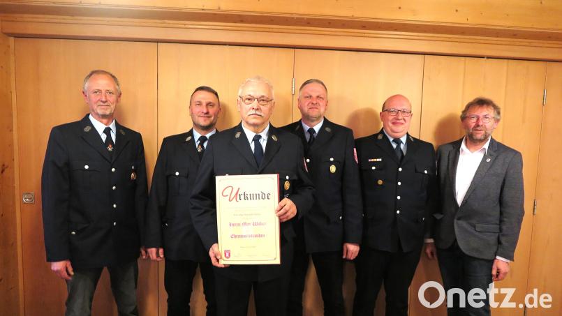 Zweiter Bürgermeister Hermann Schraml, erster Kommandant Florian Müller und die drei Vorstände Matthias Müller, Hans Prieschenk und Wolfgang Veigl-Meyer (hinten, von rechts) gratulierten Max Weber sehr herzlich zur Ehrenvorstandschaft. Bild: jzk