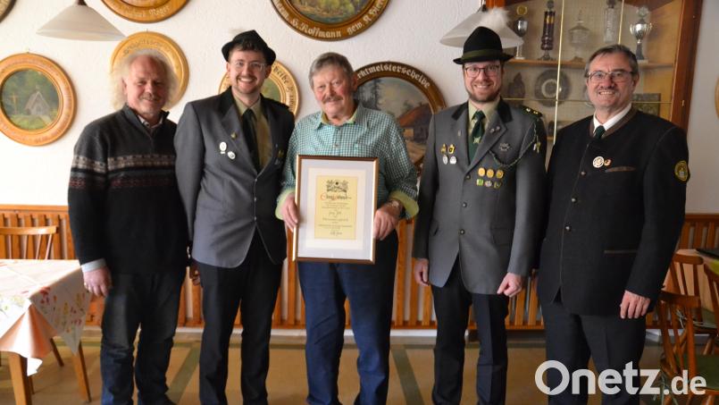 Georg Götz (Mitte) ist zum Ehrenmitglied des Schützenvereins „St. Georg“ Etzgersrieth ernannt worden. Die Schützenmeister Jonas Weiß (Zweiter von links) und Christian Ach (Zweiter von rechts), Zweiter Gauschützenmeisters Anton Hirnet (rechts) und Marktrat Fritz Steinhilber (links) gratulieren. Bild: gi