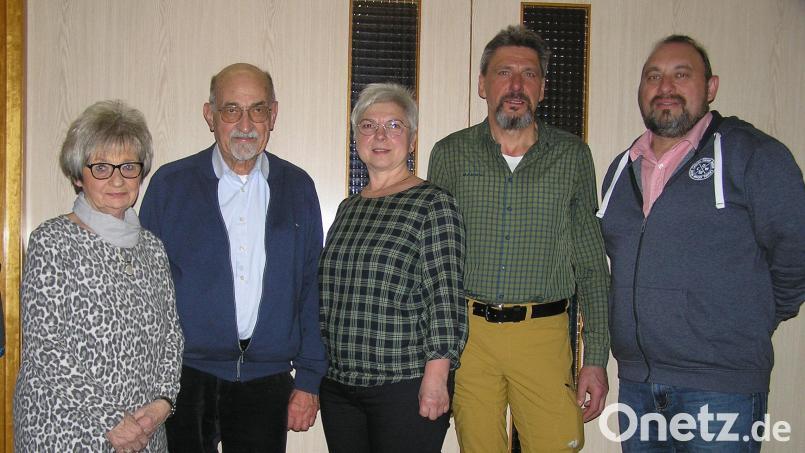 FGV-Vorsitzende Helga Schinner (von links) zeichnete Dietrich Löhrke sowie Cornelia und Peter Medick mit Urkunden für ihre langjährige Mitgliedschaft aus. Neusorgs zweiter Bürgermeister Oliver Becher gratulierte. Bild: öt