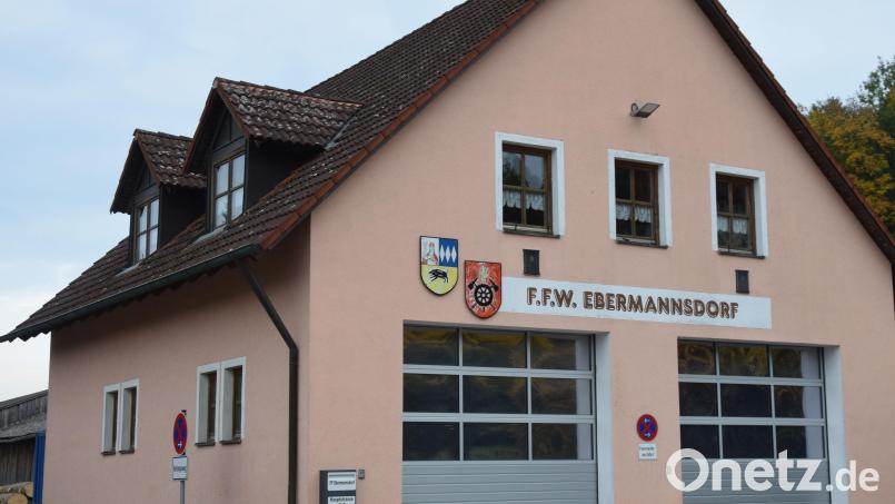Das Ebermannsdorfer Feuerwehrgerätehaus ist schon lange zu klein. Die Standortfrage ist kompliziert, weil bisher nichts Passendes dabei war oder ein Grunderwerb nicht möglich war. Jetzt gibt es vier Standortmöglichkeiten, über die bis Mitte des Jahres entschieden wird. Bild: bö