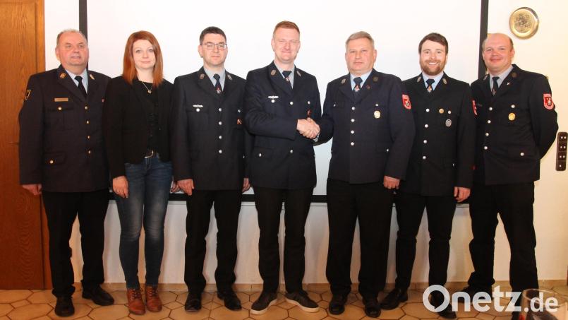 Zur Neuwahl von Karsten Reber (Mitte) und Wolfgang Plödt (links daneben) gratulieren Kreisnrandinspektor Martin List, Bürgermeisterin Marina Hirnet, die bisherigen Amtsinhaber Wolfgang Reber und Timo Walter sowie Kreisbrandmeister Alexander Klettner (von links). Bild: pi