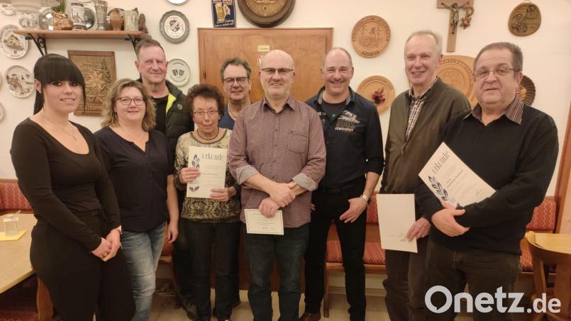 Für langjährige Treue zum Verein ehrte der Vorsitzende Klaus Filbinger (Dritter von rechts) Alissa Söllner (von links), Tanja Haider, Karl Weiß, Gretl Hecht, Josef Maschauer, Karl Maschauer, Harald Brauner und Reinhard Engelmann. Bild: Klaus Filbinger/exb