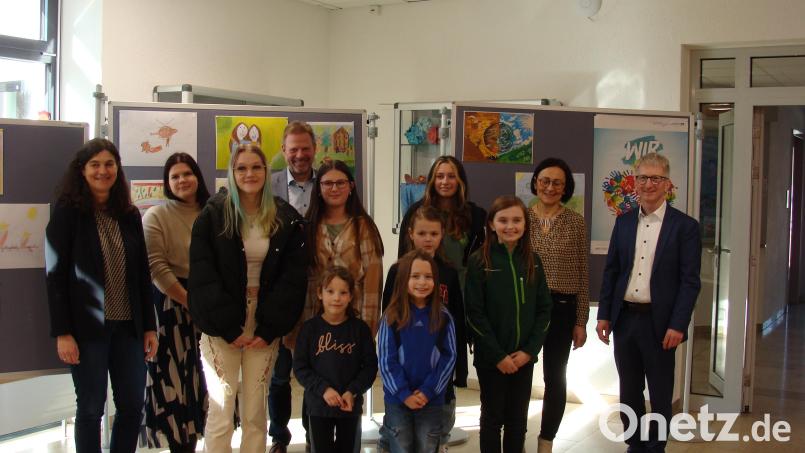 Den örtlichen Gewinnern Jugendwettbewerb &quot;Jugend creativ&quot; gratulieren bei der Preisverleihung in der Grund- und Mittelschule Freudenberg neben den Vertretern der Schulen Hirschau und Schnaittenbach auch der Freudenberger Bürgermeister Alwin Märkl (Vierter von links) und Vorsitzender Klaus Wild (rechts) von der Raiffeisenbank Hirschau. Bild: Ulrich Reindl