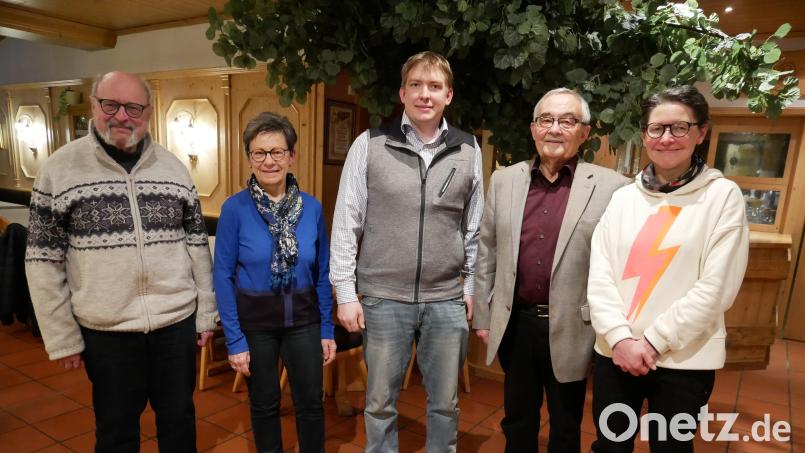 Jüngere engagierte Mitarbeiter im Vorstand hat der Gerwig-Kreis Waldsassen. Von links Kassenprüfer Bruno Salomon, Schriftführerin Gabriele Achmann, Zweiter Vorsitzender Michael Fortelny, Vorsitzender Manfred Brunner und Kassiererin Silvia Engel. Bild: hmr