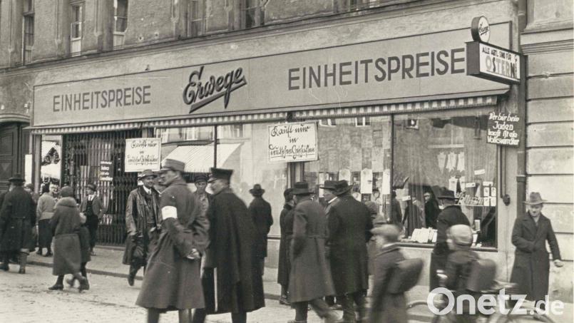 Schon kurz nach der Machtübernahme der Nationalsozialisten im Januar 1933 begann der Boykott des Kaufhauses Erwege in der Bahnhofstraße. Im Bild sind deutlich die Plakate zu sehen, die zum Boykott des jüdischen Geschäfts aufrufen. Bild: Stadtarchiv Amberg, Sammlung Fotostudio Hans Zorn
