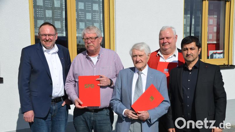 Ehrungen standen bei der SPD auf dem Programm. Von links SPD-Ortsvorsitzender Rudi Heier, Klaus-Jürgen Koch, Helmut Raps, Hermann Eisenhut und Halil Tasdelen. Bild: ak