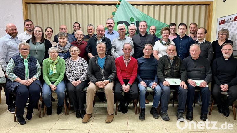 Die DJK, der größte Verein der Gemeinde, hat die verschobenen Ehrungen aus den Corona-Jahren nachgeholt. Bild: Eichl