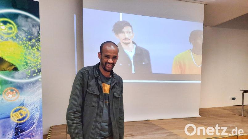 Tazeze Fetene „Speedy“, ein Flüchtling aus Äthiopien, hat Rassismus am eigenen Leib erfahren. Im Egerland-Kulturhaus zeigte er zwei Videos zu diesem Thema und diskutierte mit den Besuchern. Bild: Christl Schemm/fph