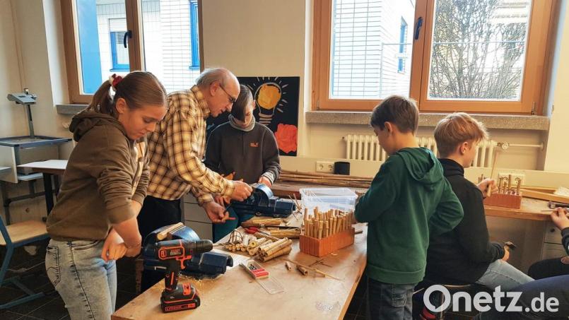 Die Schüler des Johann-Andreas-Schmeller-Gymnasiums lassen sich von Experten den Umgang mit Werkzeug erklären. Bild: Susanne Wagner/exb