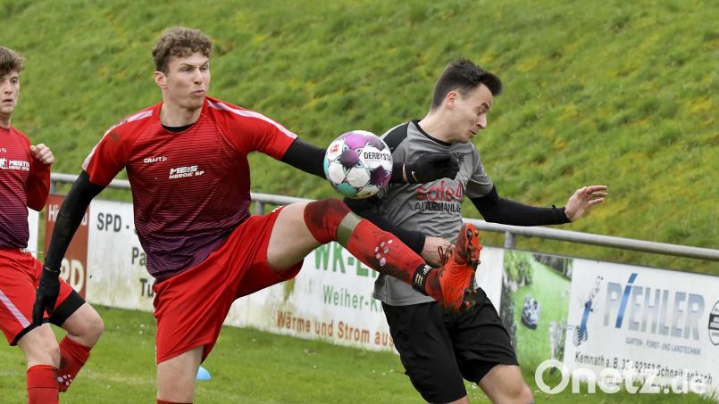 Julian Trager (rechts) von der DJK Ensdorf geht in Deckung, als Maximilian Rumpler (links) vom TuS/WE Hirschau angerauscht kommt und ihm den Ball wegschlägt. Bild: Hubert Ziegler