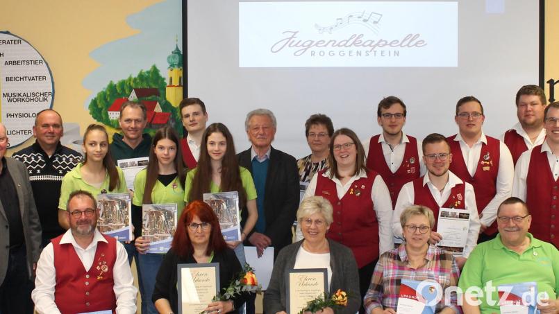 Der Bezirksvorsitzende des Nordbayerischen Musikbunds, Gerhard Engel (links) und der Vorsitzende der Jugendkapelle Roggenstein, Daniel Fenzl (rechts), zeichneten langjährige Mitglieder aus, würdigten außergewöhnliche Mitstreiter und überreichten Zertifikate an den Nachwuchs. Inge Wolfrath und Heidi Hierold (vorne, von links) wurden zu neuen Ehrenmitgliedern ernannt. Kapellmeister Josef Wolfrath (vorne, links) steht seit 45 Jahren der musikalischen Gruppe vor und ist Herz und Motor. Bild: dob