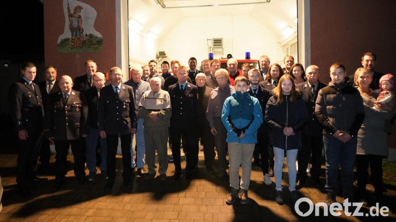 Die Feuerwehr Lennesrieth ehrt langjährige Mitglieder. Ehrenkommandant ist nun Georg Wittmann (Sechster von links) und Ehrenvorsitzender Johann Weig (Vierter von rechts). Bild: fvo