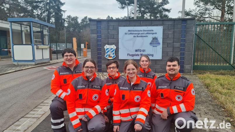 Die ehrenamtlichen Mitglieder Gerald Wagner (Fachgruppenleiter), Christina Zeitler, Lukas Gallasch, Julia Kaiser, Franziska Zeitler und Christian Forster (von links) der „Drohnen-Fachgruppe“ des Kreisverbandes Tirschenreuth im BRK beim Besuch der wehrtechnischen Dienststelle der Bundeswehr am Flughafen Manching. Bild: BRK Kreisverband Tirschenreuth/exb