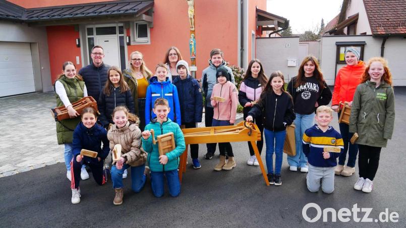 Die Ministranten ziehen mit ihren österlichen Dreh-Schlaginstrumenten von Haus zu Haus. Bild: gz