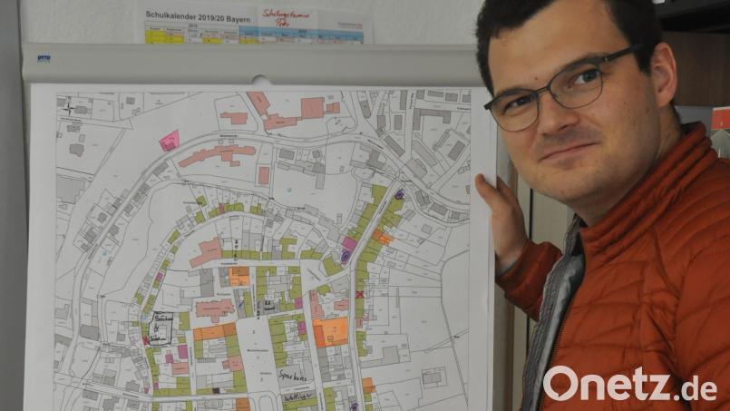 Peter Schön hat für die Stadt eine Briefaktion durchgeführt, um ungenutzte Baugrundstücke zu vermitteln. Die Aktion war immerhin ein kleiner Erfolg, bescheinigte auch Bürgermeister Franz Stahl bei der Stadtratssitzung. Im Bild Peter Schön an einer Innenstadtkarte auf der auch leerstehende Wohngebäude vermerkt sind. Bild: ws