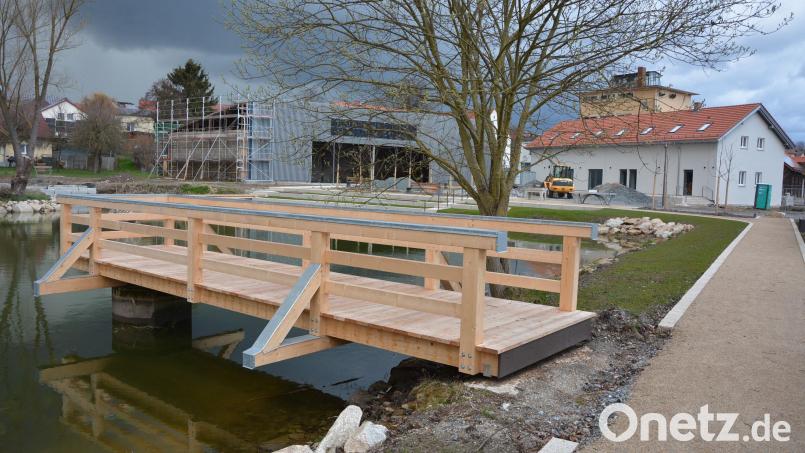 Das Raiffeisenareal soll zum neuen Dorfmittelpunkt werden. Das Bild zeigt einen Blick auf den erneuerten Holzsteg. Bild: jr