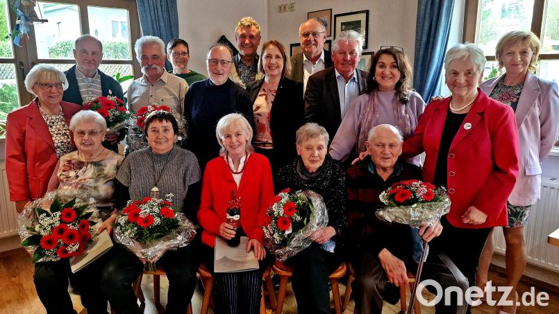 Die anwesenden Jubilare erhalten für ihre treue Mitgliedschaft bei der Arbeiterwohlfahrt um Vorsitzende Hilde Zebisch (Zweite von rechts) eine Urkunde. 60 Jahre dabei sind Alfons Rausch (vorne, rechts) und Gerda Mahr (links daneben). Bild: R. Kreuzer