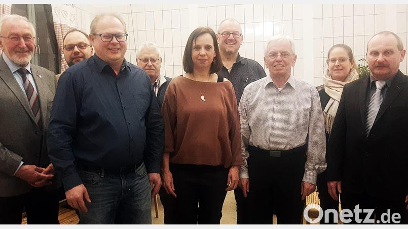 In der Jahreshauptversammlung der Sängergruppe Max Reger stellte sich der neue Kreisvorsitzende Karl Hermann (rechts) vor. Neuer stellvertretender Gruppenvorsitzender ist Thomas Wegmann (vorne, Zweiter von links). Der Sängerkreis wurde bisher kommissarisch von Herbert Kick (links) geleitet. Bild: ld