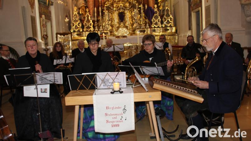 Die Birgländer Sängerinnen und die Birgländer Stubenmusik bereicherten das Passionssingen mit ruhiger Stubenmusik. Bild: ads