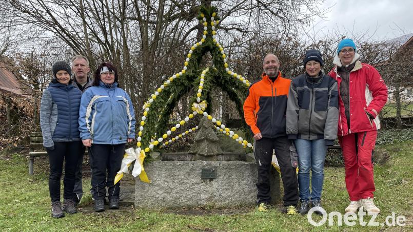 Manuela Meier, Hans Wolf, Franziska Scheuerer, Markus Greber, Angelika Götz und Annegret Greber (von links) freuen sich über das gelungene Werk. Bild: Greber/exb