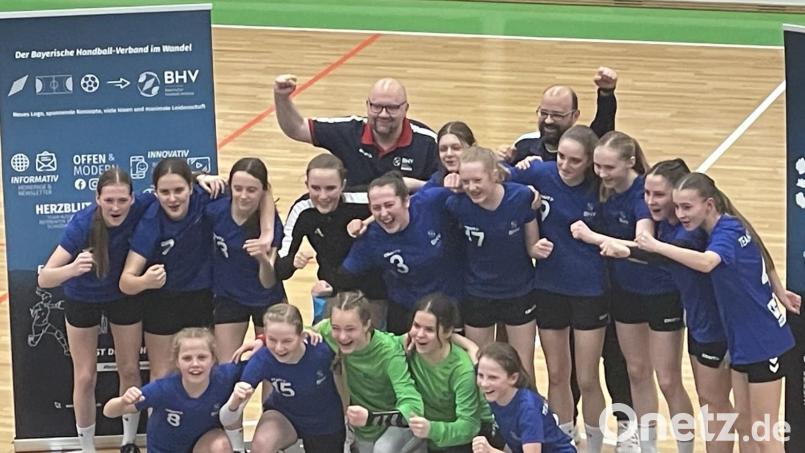 Die erfolgreiche Ostbayern-Auswahl junger Handballerinnen feierte den Gewinn der bayerischen Meisterschaft. Bild: Prelle