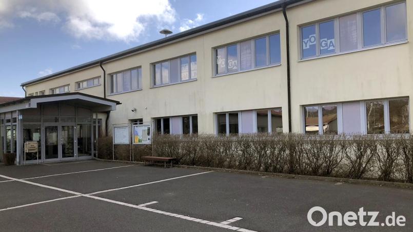 Für Mehreinnahmen im Gemeindehaushalt des Marktes Fuchsmühl sorgen vermietete Gewerbeflächen im Obergeschoss des Rathauses (ehemals Schule). Bild: wro