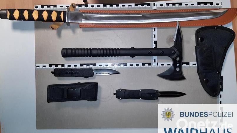 Die Bundespolizei in Waidhaus hat eine Machete, eine Wurfaxt und zwei Butterflymesser sichergestellt. Bild: Bundespolizei / Originalbild