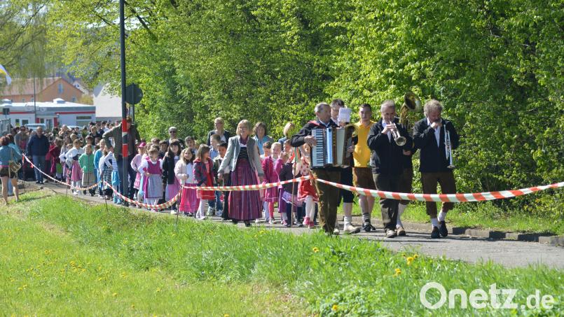 Auf geht's zum Baumaustanzen: So ziehen die Kinder in Ammersricht zum Festplatz und am Ostermontag auch ins ACC. Archivbild: Martha Pruy