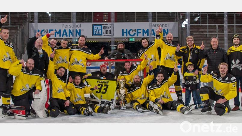 Die erfolgreichen Vilspiraten Amberg nach ihrem Titelgewinn in der DNHL 2. Bild: Reuster/exb