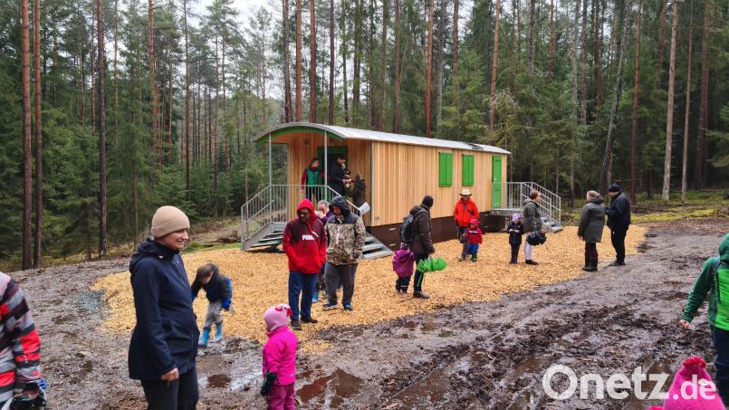 Die Kinder hatten im Matsch vor dem Bauwagen die größte Freude – im Gegensatz zu ihren Eltern. Bild: sne