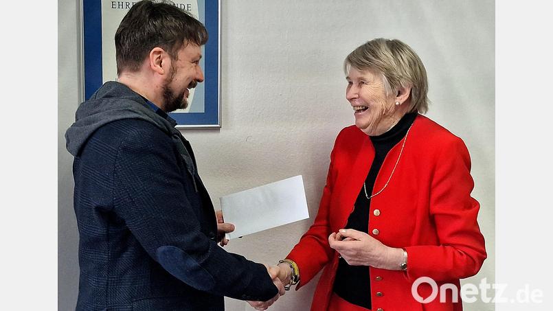 Eine Spende über 3000 Euro überreicht Christian Müller von der Friseurschule an Renate Freuding-Spintler vom Hilfswerk Adventslicht. Bild: R. Kreuzer