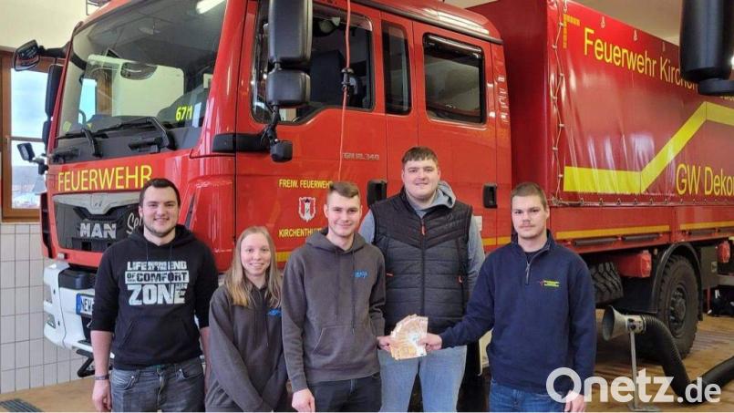 Jonas Renner, Teresa Bauer, Daniel Kraus und Lukas Lehner (von links) von der KLJB übergeben an Justin Goss (Leiter First Responder) die 500-Euro-Spende. Bild: wmi