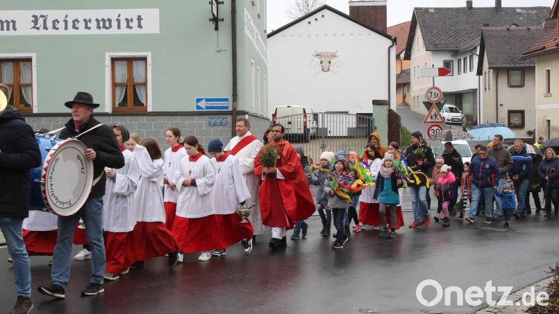 Angeführt von der Fichtelgebirgskapelle Ebnath zogen die Gläubigen mit Pfarrer Pater Anish George und Diakon Rudolf Hoffmann zur Pfarrkirche. Bild: soj