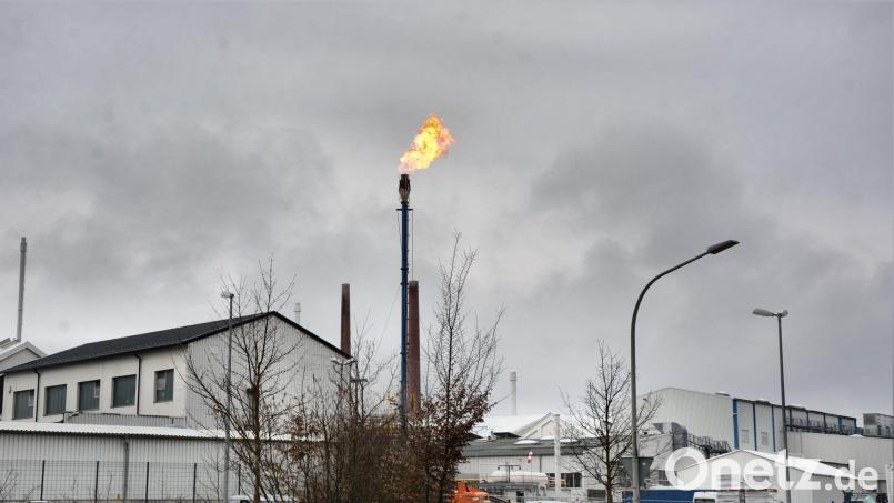 Die Flamme auf dem Gelände der Schott AG in Mitterteich ist gut sichtbar. Bild: jr