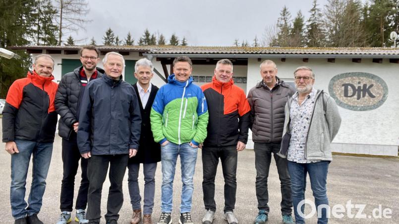 Das ist die Vorstandschaft der Skilanglaufgemeinschaft Weiden-Letzau (von links): Wolfgang Stöckl, Johannes Kammerer, Hubert Schuller, Hermann Schlosser, Markus Schuller, Josef Koller, Erster Vorsitzender Michael Ertl und Peter Rauch. Bild: Wolfgang Stöckl/exb