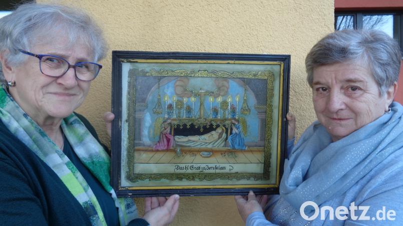 Maria Baumer (links) und Annemarie Mösbauer (rechts) präsentieren stolz die im Dokumentationszentrum untergebrachte Rarität, geschaffen von Carl Ruff. Bild: amö
