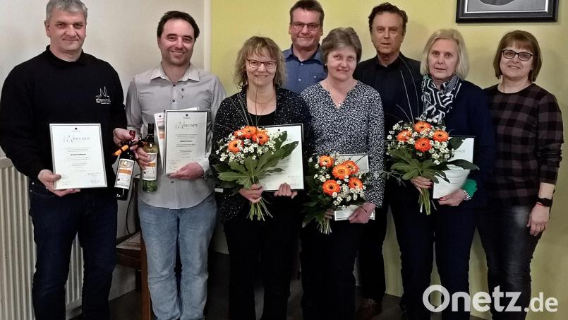 Die Kolpingfamilie ehrt treue Mitglieder: (von links) Vorsitzender Roland Hoffmann (25 Jahre), Johannes Kreuzer (25 Jahre), Martina Egeter (40 Jahre), Alfred und Martina Kneidl (jeweils 25 Jahre), Robert und Maria Baumgärtner (jeweils 40 Jahre) und Vorsitzende Petra Teichner. Bild: R. Kreuzer