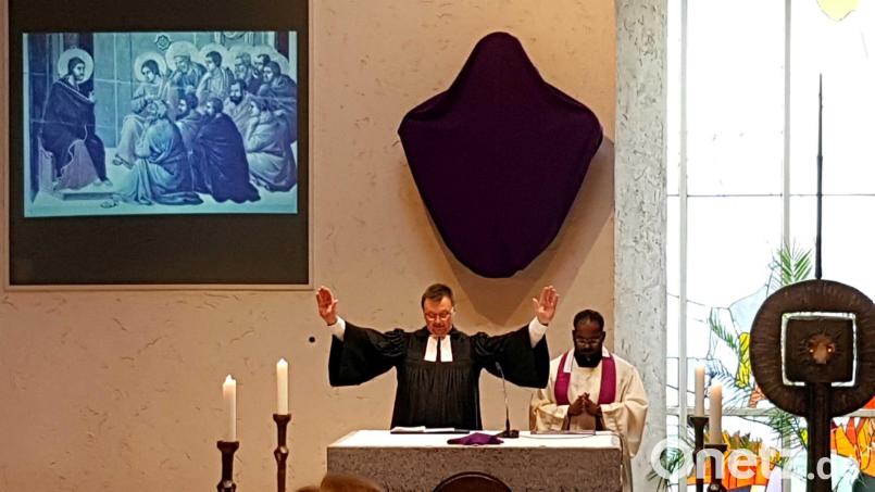 Die beiden Geistlichen Alfredo Malikoski und Sagaiaraj Lourdusamy beim ersten gemeinsamen ökumenischen Sonntags-Gottesdienst in der von nun an gemeinsam genutzten Bruder-Konrad-Kirche in Ebermannsdorf. Bild: wec