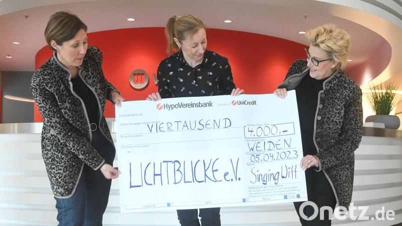 Freuen sich über den Erlös des Benefizkonzerts von &quot;Singing Witt&quot; im November als Spende an den Verein &quot;Lichtblicke&quot; (von links): Viola Vogelsang-Reichl, Maria Mönter und Stefanie Zühlke-Schmidt. Bild: Gabi Schönberger