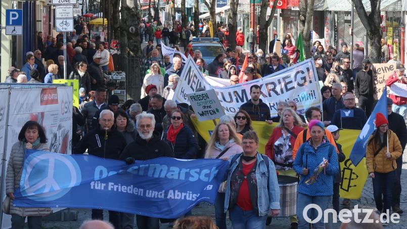 Der Ostermarsch 2022 wurde vom Beginn des Ukraine-Kriegs überschattet. Auch in diesem Jahr ruft das &quot;Weidener Bündnis für den Frieden&quot; zu Ostern dazu auf ein Zeichen für den Frieden zu setzen. Archivbild: Kunz
