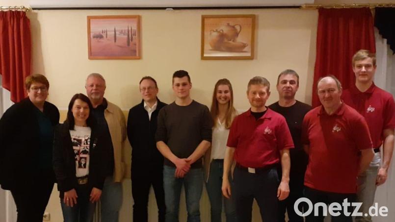 Der Musikverein Dieterskirchen hat einen neuen Vorsitzenden. Albert Vetter (Dritter von links) stellte sich für diese Aufgabe zur Verfügung. Bürgermeisterin Anita Forster (links) freute sich, dass damit der Fortbestand des Vereins gesichert ist. Bild: Jürgen Lößl/exb