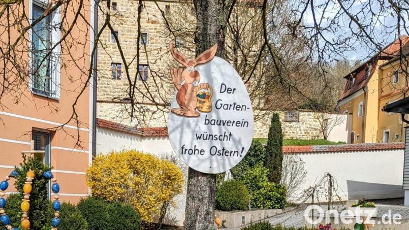 Mitglieder des Obst- und Gartenbauvereins Wolfring schmückten die Dorfmitte. Bild: Wagner/exb