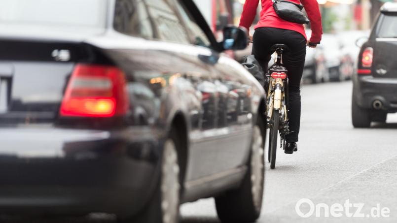 Missglücktes Überholmanöver mit zwei Pkw. Symbolbild: Alexander Heinl/dpa