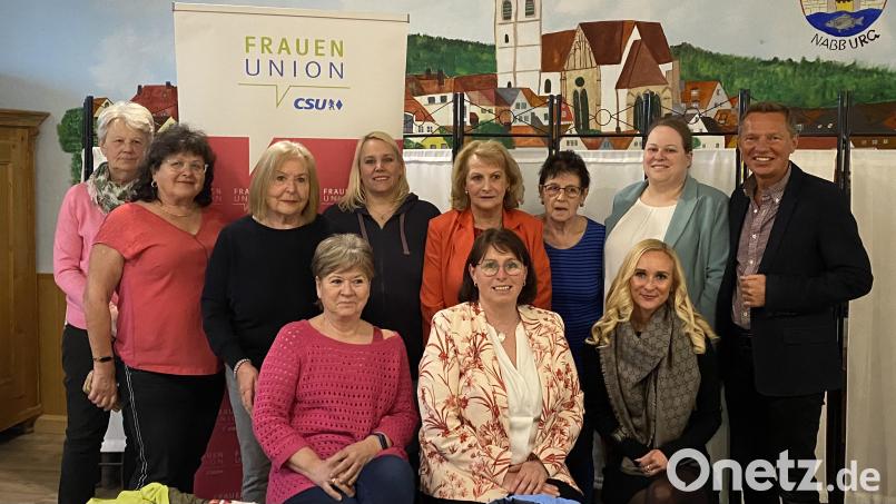 Die Vorstandschaft der Frauen-Union Nabburg mit CSU-Stadtrat Hans-Georg Dobler: An der Spitze steht weiterhin Marianne Forster (vorne Mitte). Bild: Maria Nässl/exb