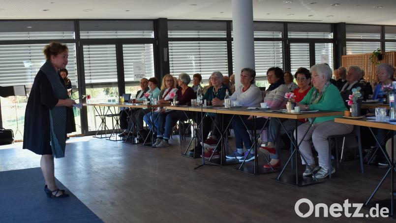 So viele eigene Veranstaltungen wie nie organisierte „Leben Plus“ im Jahr 2022. Einer von 71 Terminen war der Bunte Nachmittag im Herbst. Gut 60 Senioren konnte Quartiersmanagerin Cornelia Stahl (links) begrüßen. Archivbild: ubb